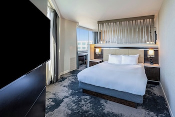 Junior Suite, 1 King Bed with Sofa bed (Hearing Accessible)