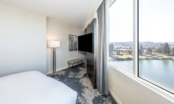Deluxe Room, 1 King Bed, Corner (Hearing Accessible)