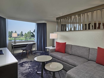 Junior Suite, 1 King Bed with Sofa bed (Hearing Accessible)