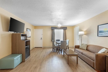 Suite, 1 Queen Bed, Non Smoking (Dining Table; Shower Only; Sofabed)