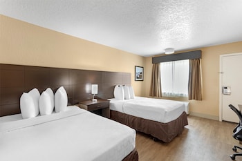 Suite, 1 Queen Bed, Non Smoking (Dining Table; Shower Only; Sofabed)