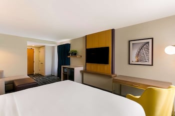 Standard Room, 1 King Bed, Non Smoking, Balcony (Shower Only)