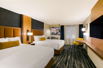 Standard Room, 2 Queen Beds, Accessible, Poolside