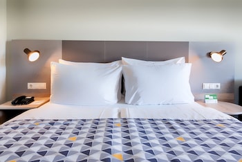 Standard Room, 1 Queen Bed, Balcony