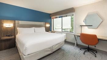 Suite, 1 King Bed, Accessible Bathtub (Communications)