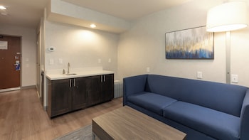 Suite, 1 King Bed, Accessible Bathtub (Communications)