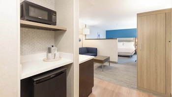Suite, 1 King Bed, Accessible Bathtub (Communications)