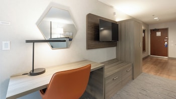 Suite, 1 King Bed, Accessible Bathtub (Communications)