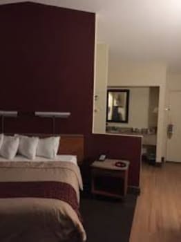 Suite, Multiple Beds (1 King Bed 1 Queen Bed, Smoke Free)
