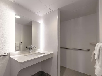 Room, 2 Queen Beds, Accessible, Non Smoking (Mobility/Hearing, Roll-In Shower)