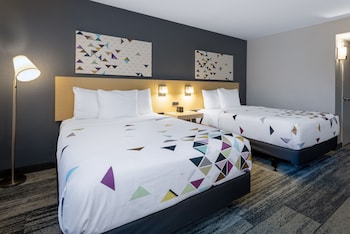 Room, 2 Queen Beds, Accessible, Non Smoking (Mobility/Hearing, Roll-In Shower)