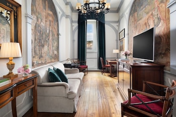 Deluxe Suite, 1 King Bed, River View