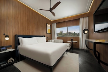 Executive Room, 1 King Bed, Pool View