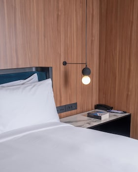 Executive Room, 1 King Bed, Pool View