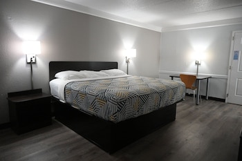 Deluxe Room, 1 King Bed, Non Smoking, Refrigerator & Microwave