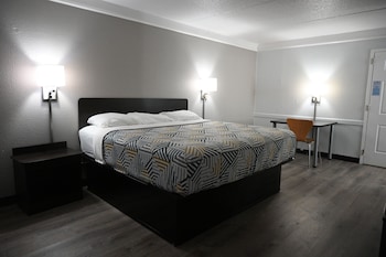 Deluxe Room, 1 King Bed, Non Smoking, Refrigerator & Microwave