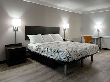 Deluxe Room, 1 King Bed, Non Smoking, Refrigerator & Microwave