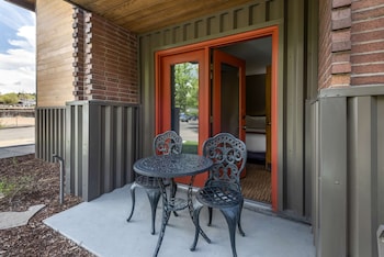 Standard Room, 1 King Bed, Accessible, Non Smoking (Bathtub)