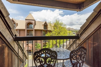 Standard Room, 1 King Bed, Non Smoking, Balcony (Walk-in Shower;Larger Room)