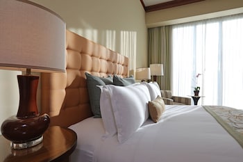Premium Room, 1 King Bed, Club Lounge Access