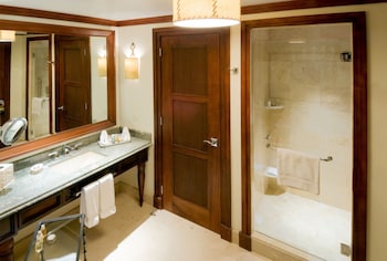 Premium Room, 1 King Bed, Balcony (Club Lounge Access)