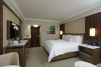 Classic Room, 1 King Bed, Pool View