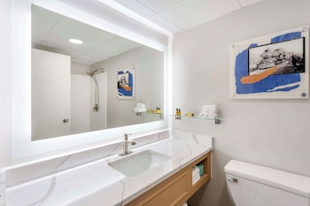Standard Room, 2 Queen Beds, Non Smoking, Refrigerator & Microwave (Pet Friendly)