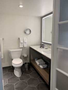 Deluxe Room, 2 Queen Beds (Hearing and Mobility Accessible)