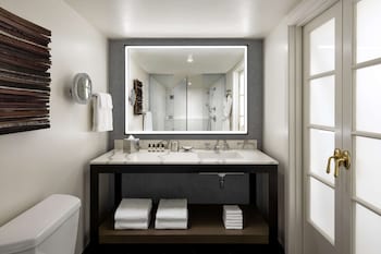 Deluxe Room, 2 Queen Beds (Hearing and Mobility Accessible)