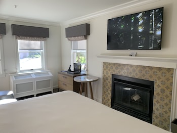 Deluxe Room, 1 King Bed, Non Smoking, Fireplace