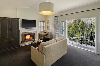 Suite, 1 King Bed with Sofa bed, Balcony, Vineyard View