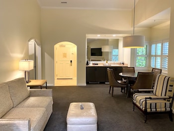 Suite, 1 King Bed, Hot Tub, Garden View (Jack London)