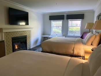 Deluxe Room, 2 Queen Beds, Non Smoking, Fireplace