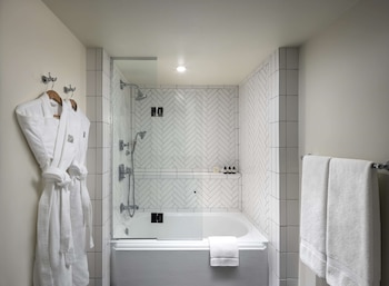 Deluxe Room, 2 Queen Beds, Non Smoking, Fireplace
