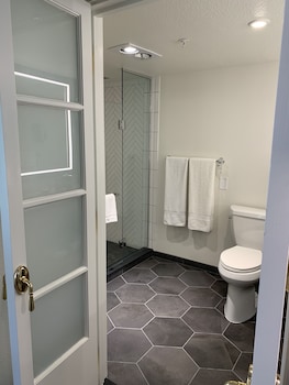 Deluxe Room, 2 Queen Beds (Hearing and Mobility Accessible)