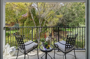 Suite, 1 King Bed with Sofa bed, Balcony, Vineyard View