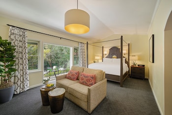 Suite, 1 King Bed with Sofa bed, Balcony, Vineyard View