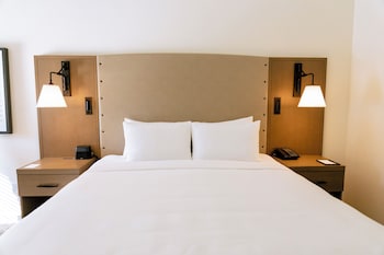 Deluxe Room, 2 Queen Beds (Hearing and Mobility Accessible)