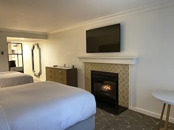 Deluxe Room, 2 Queen Beds, Non Smoking, Fireplace