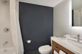 Room, 2 Queen Beds, Non Smoking, City View (Mobility/Hearing Access, Roll-in Shwr)