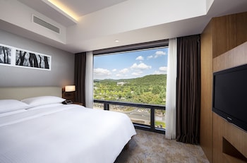 Junior Suite, 1 King Bed (Maple)