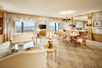 Executive Suite, 1 King Bed (Royal)
