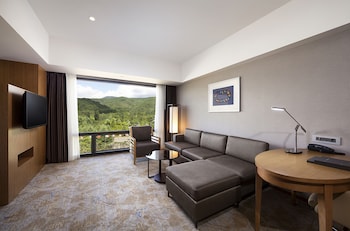 Junior Suite, 1 King Bed (Maple)