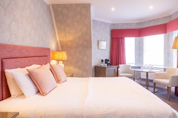 Suite, 1 King Bed, Balcony, Garden View