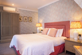 Suite, 1 King Bed, Balcony, Garden View
