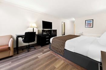 Standard Room, 1 King Bed, Non Smoking, Jetted Tub