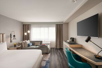 Deluxe Room, 1 King Bed, Accessible, Bathtub (Mobility & Hearing)