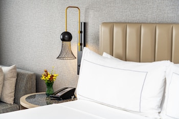 Room, 1 King Bed, Accessible, Bathtub (Hearing)