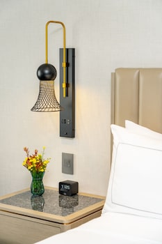 Deluxe Room, 2 Queen Beds, Accessible (Mobility & Hearing, Roll-in Shower)