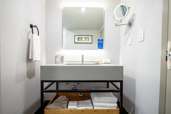 Deluxe Room, 2 Queen Beds, Accessible, Bathtub (Mobility & Hearing)